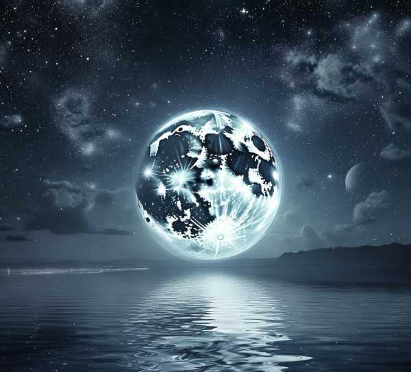 月华洒夜，银辉织梦，月亮的浪漫史诗,月华如练，银辉洒满夜空—月亮的浪漫诗篇,美好,苏轼,第1张